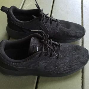 Nike Women’s Black sneaks size 11.5 in women’s